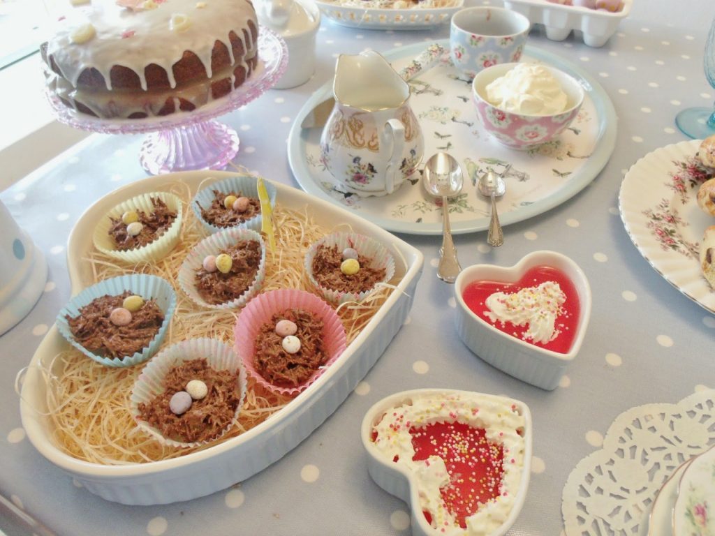 http://www.victorias-vintage.co.uk/2015/03/vintage-easter-tea-party.html